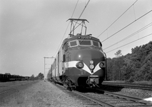 150949 Afbeelding van het electrische treinstel nr. 763 (plan P, mat. 1954, hondekop) van de N.S. met nieuwe ...